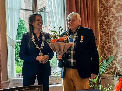 Ridder in de orde  van Oranje-Nassau Hans Arnhard met de burgemeester van Alkmaar Anja Schouten 